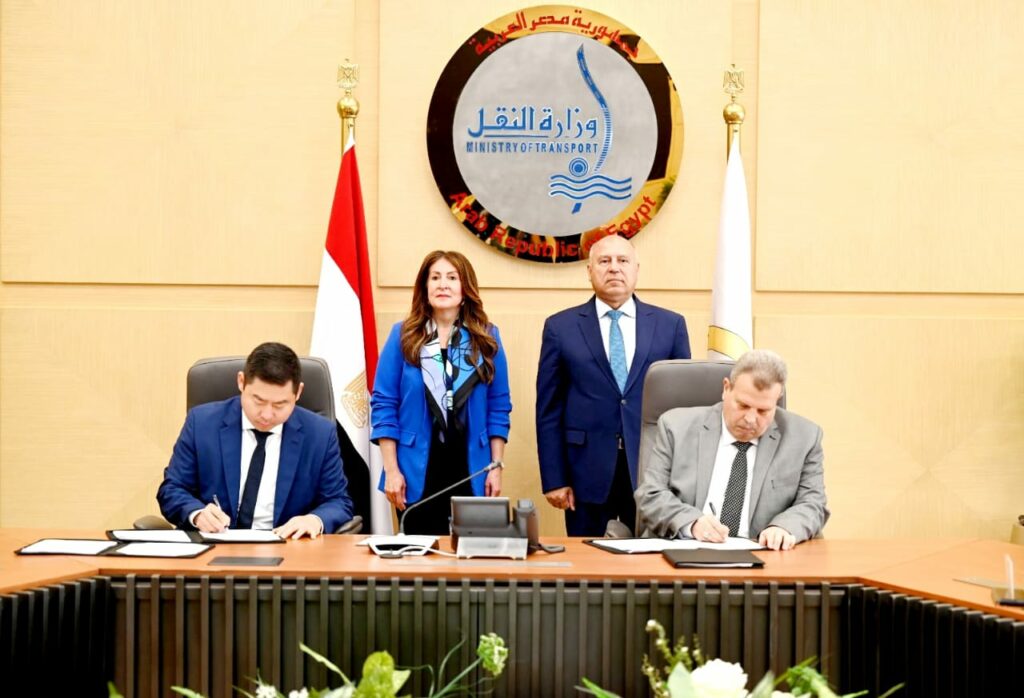 «السكة الحديد» و«برجروس» الأمريكية توقعان 3 عقود لتحديث الجرارات وتوريد قطع الغيار والدعم الفني