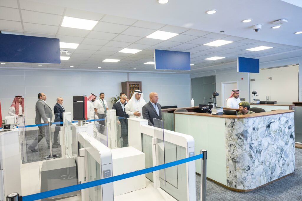 «الوزير» يتفقد مشروع نيوم على هامش زيارته للسعودية