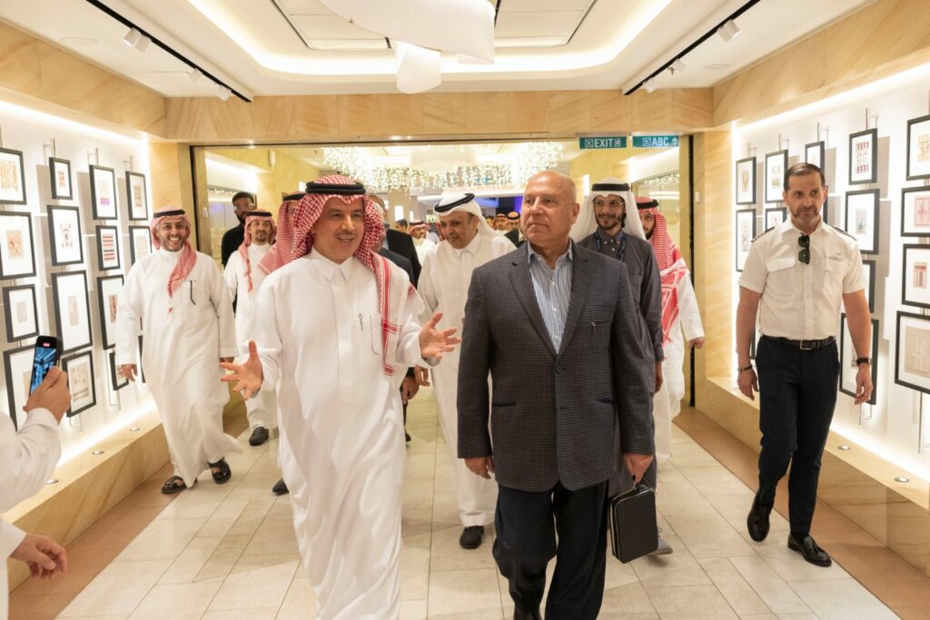 الوزير يتفقد ميناء جدة على هامش زيارته للسعودية