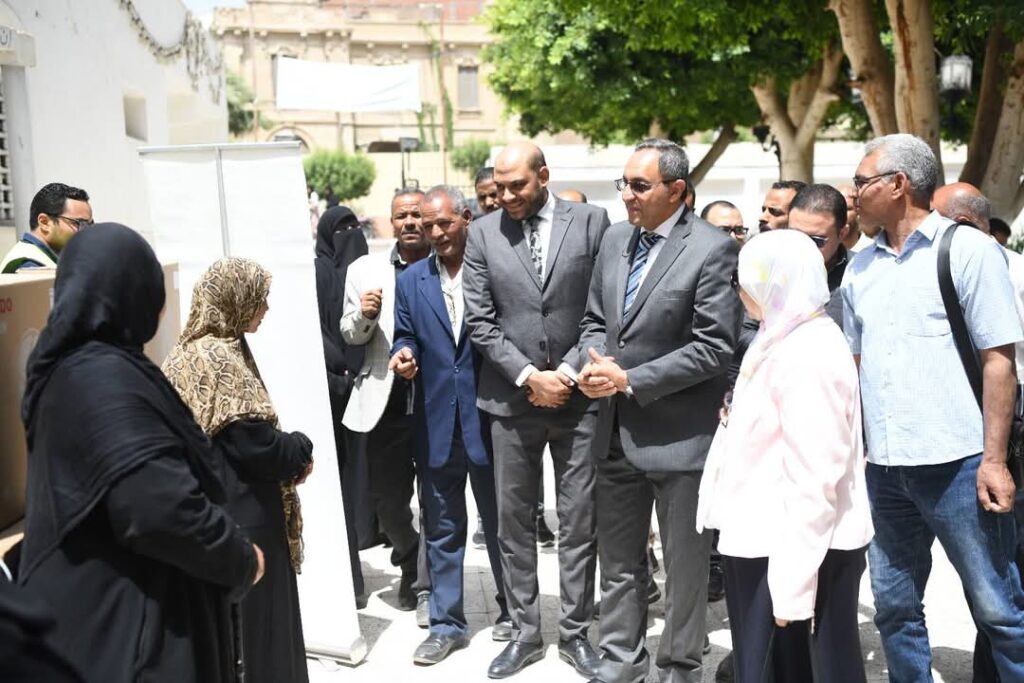 خلال تكريم 20 أما مثالية.. محافظ قنا: مؤسسة العربي نموذج يحتذى به في العمل الخيري