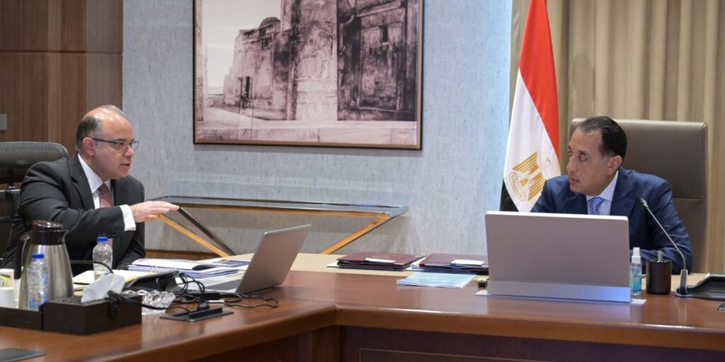 «مدبولى» يستعرض مع رئيس الرقابة المالية جهود تطوير وتنمية القطاع غير المصرفى