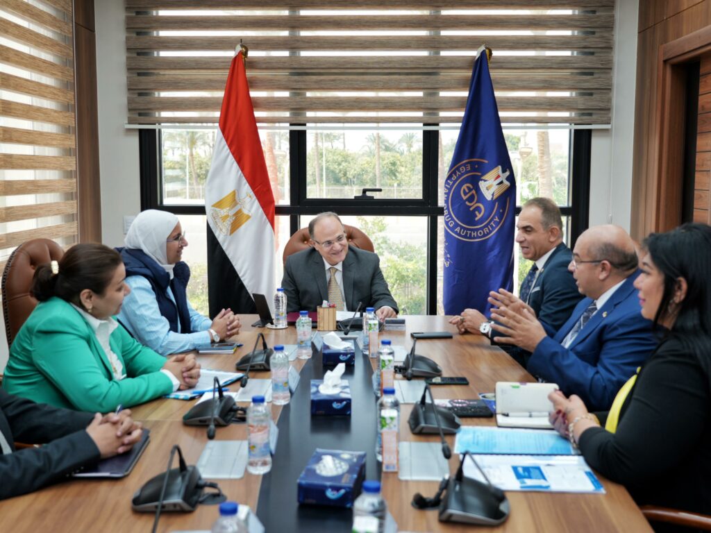 رئيس هيئة الدواء يستقبل رئيس شركة ميكرز لمناقشة تطويرالتصنيع المحلي للمستلزمات الطبية
