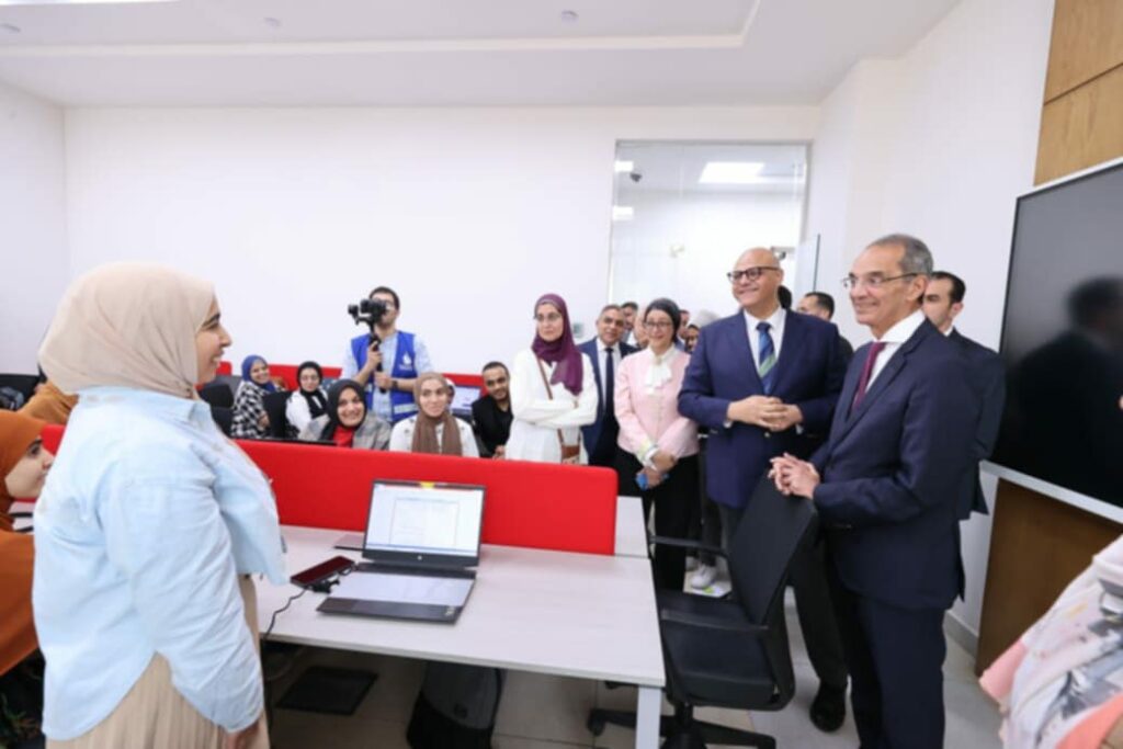  وزير الاتصالات يزور فرع  سيليكون إكسبرت الأمريكية لإدارة وتحليل بيانات المكونات الإلكترونية في بنها 