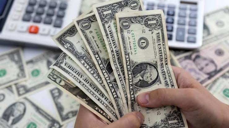 سعر الدولار يتراجع إلى 51.46 جنيه للبيع في بداية التعاملات