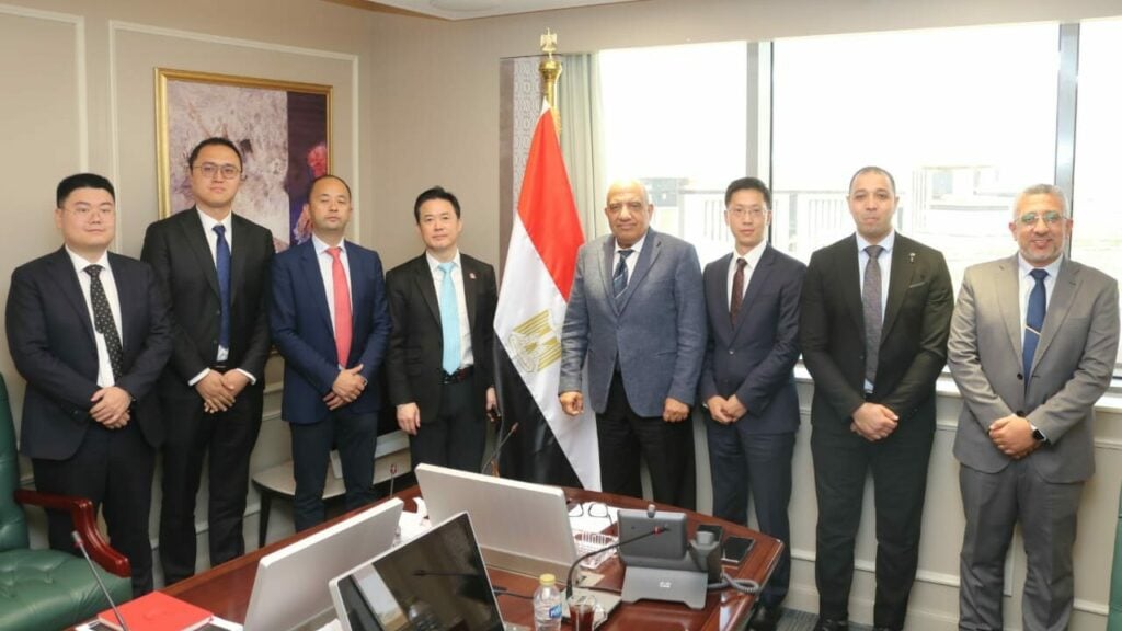 وزير الكهرباء يتفق مع «هواوي» على اختيار محافظة لتطبيق تكنولوجيا خفض الفقد ومنع سرقة التيار