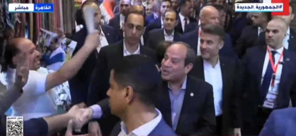 الرئيس السيسي يصطحب ماكرون في زيارة لمنطقة خان الخليلي