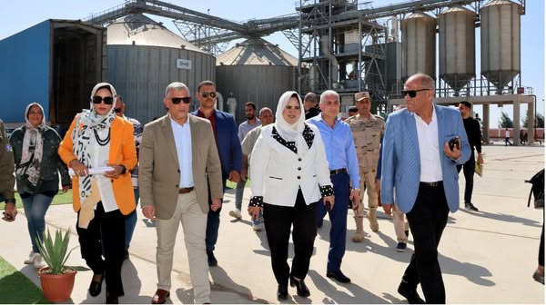 محافظ الإسماعيلية يتفقد صوامع القمح بأبوصوير ويتابع عملية توريد المزارعين