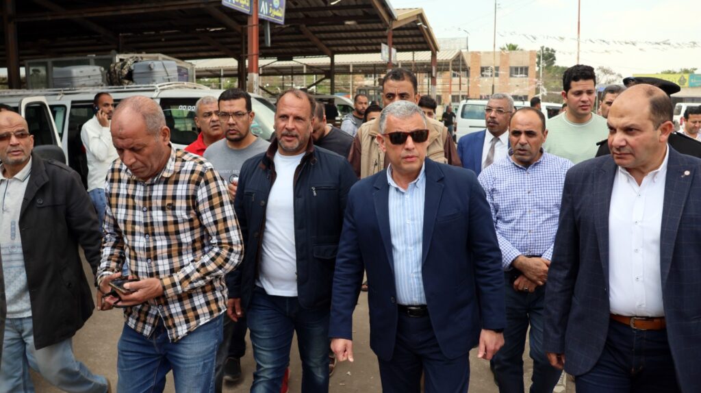 محافظ الإسماعيلية يتابع التزام السائقين بالتعريفة الجديدة وانتظام العمل بالموقف الجديد
