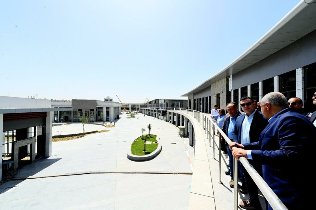وزير الإسكان يقوم بجولة تفقدية بمشروع حدائق الفساط «حدائق الفسطاط»