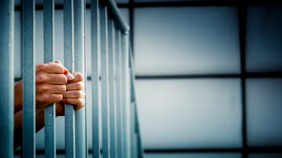 خلال حفل زفاف.. ضبط المتهمين بإشعال ألعاب نارية والرقص بأسلحة بيضاء بالإسكندرية (فيديو)