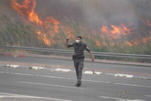 وزير الخارجية الإسرائيلي يطالب 8 دول منهم واحدة إسلامية بإرسال طائرات لإخماد الحرائق المشتعلة في القدس