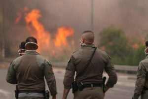 30 مصابًا حتى الآن.. نتنياهو يطلب المساعدة في إخماد حرائق إسرائيل