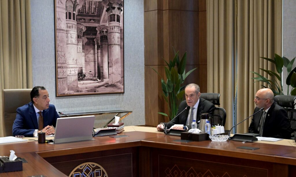 رئيس الوزراء يؤكد خلال لقائه مسئولي «المنصور للسيارات» دعم القطاع وتذليل العقبات أمام مصنع الشركة