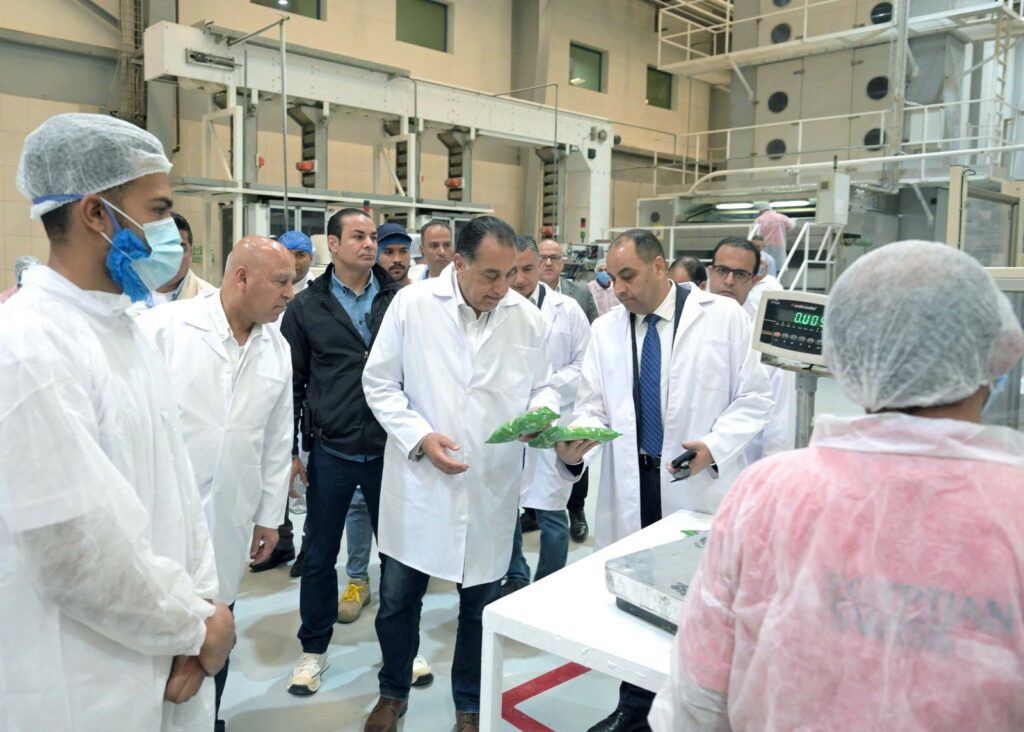 رئيس الوزراء يتفقد مصانع مجموعة المصرية السويسرية للمكرونة والطحن بالعاشر من رمضان