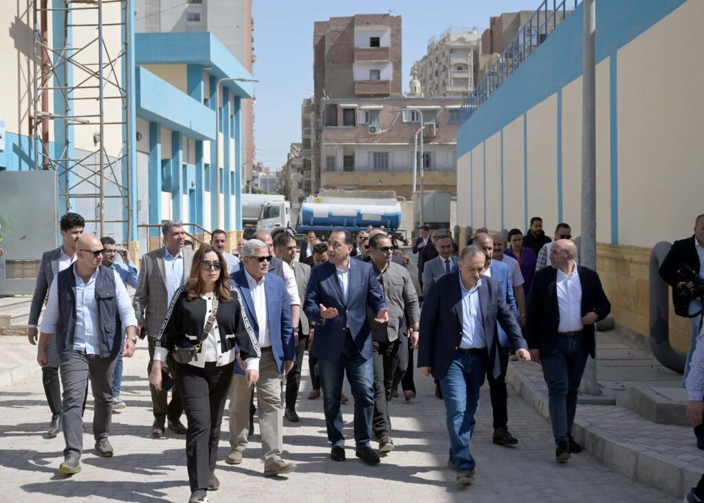 خلال جولته في أسيوط.. رئيس الوزراء يتفقد محطة مياه المرشحة التشيكي وعددًا من  المشروعات الخدمية والتنموية