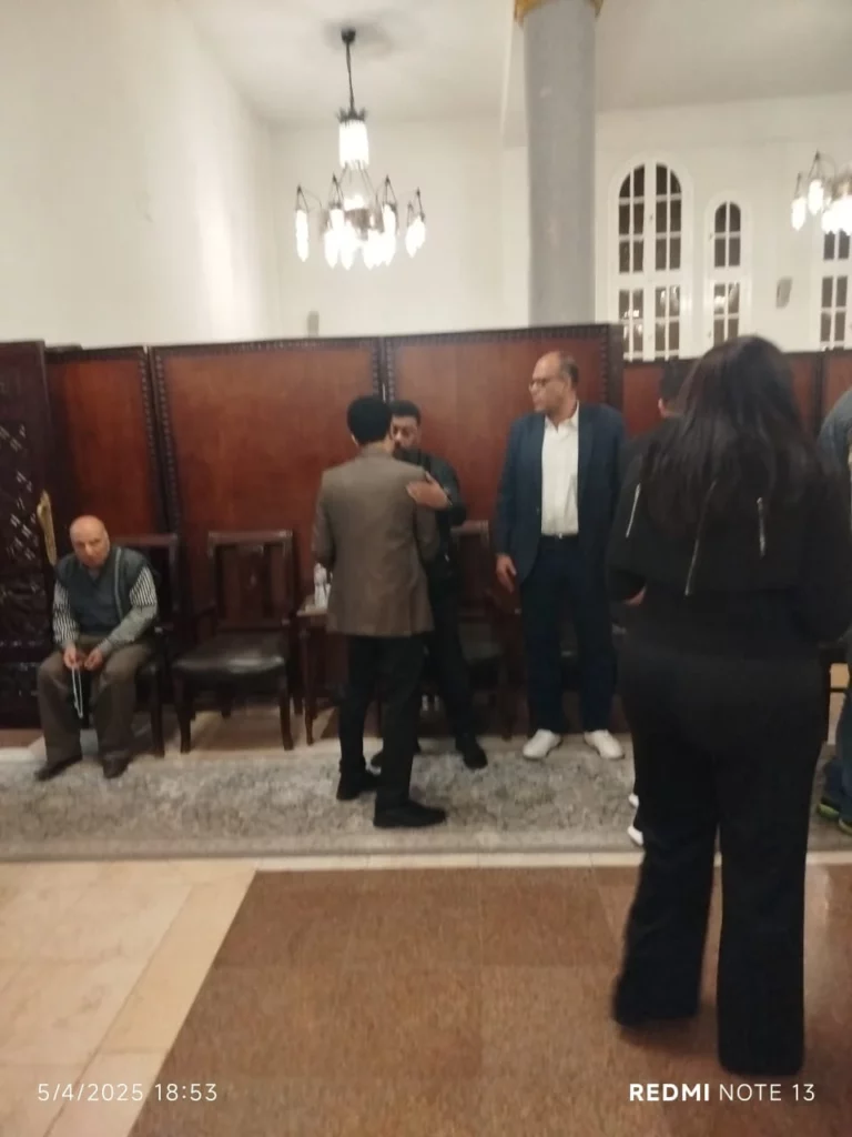 نجوم الفن يواسون نضال الشافعي خلال مشاركتهم في عزاء زوجته (صور)