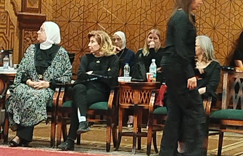 يسرا وهالة سرحان وريهام السهلي يساندن سناء منصور في عزاء زوجها بالشيخ زايد