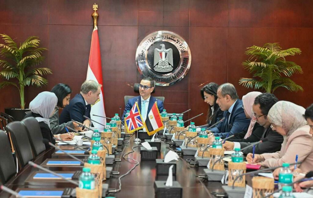 وزير الاستثمار يبحث مع السفير البريطاني بالقاهرة تعزيز التعاون الاقتصادي بين البلدين