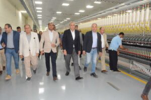 محافظ الغربية ووزير الزراعة بمدغشقر يتفقدان أكبر مصنع غزل في العالم
