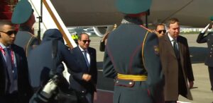 الرئيس السيسى يصل إلى موسكو للمشاركة فى احتفالات عيد النصر الروسى