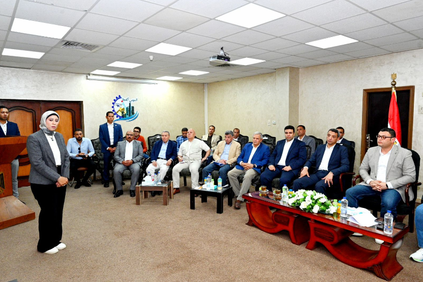 وزير الإسكان يعقد اجتماعا بمقر جهاز مدينة السويس الجديدة لمتابعة المشروعات التنموية