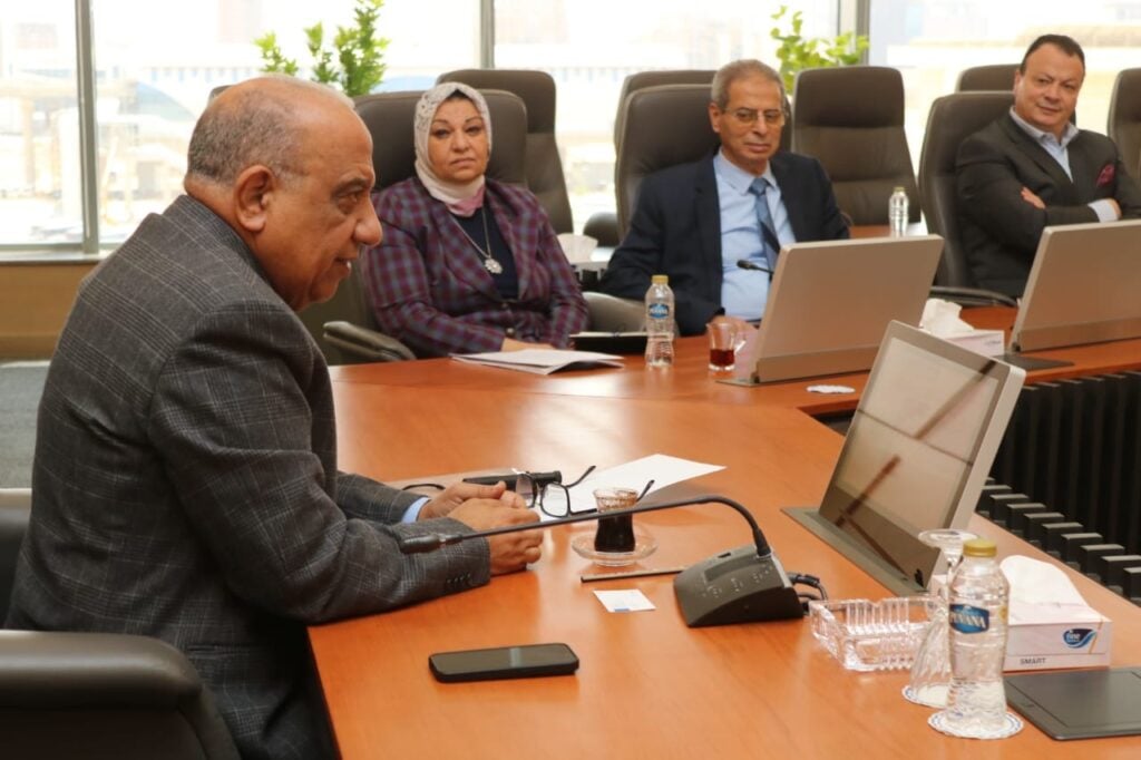 وزير الكهرباء يبحث مع مجموعة «إنكوم» إنشاء مصنع بطاريات تخزين الطاقة لدعم التحول للأخضر