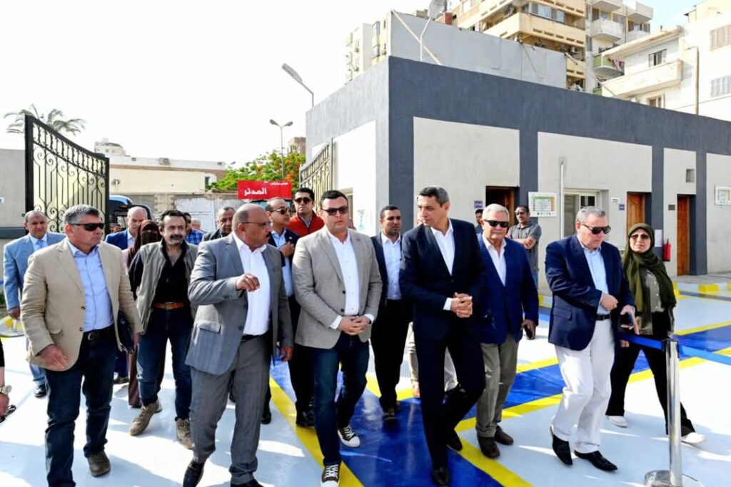 وزير الإسكان ومحافظ السويس يتفقدان محطتي رفع صرف صحى بحي السويس