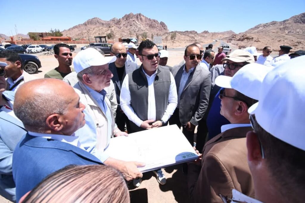 وزير الإسكان يتفقد أعمال تطوير طريقى كمين النبى صالح