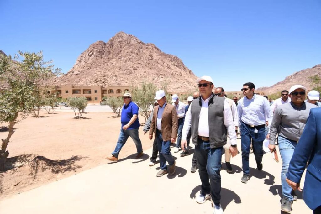 وزير الإسكان يتفقد سير العمل بمنطقة الزيتونة ضمن تطوير موقع «التجلى الأعظم فوق أرض السلام»