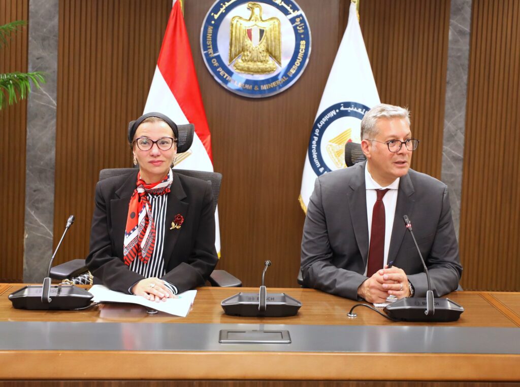 وزيرا البترول والبيئة يناقشان سبل خفض الانبعاثات الكربونية فى مصر