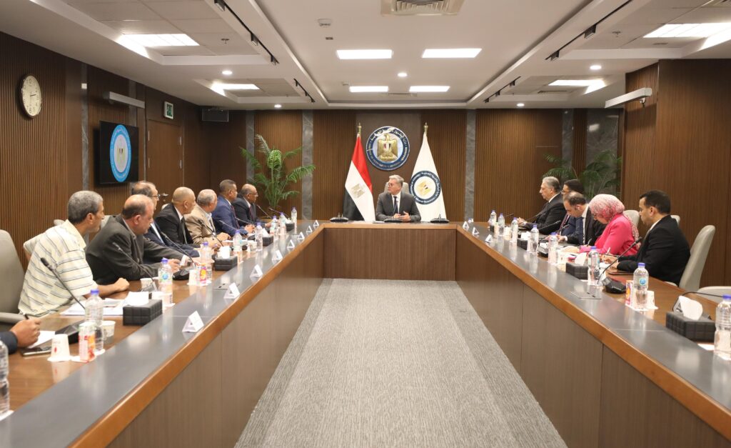 وزير البترول يبحث التعاون مع نقابة المناجم والمحاجر لتطوير قطاع التعدين