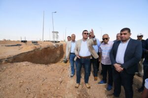 وزير الإسكان يتابع محاور وطرق مدينة الشروق