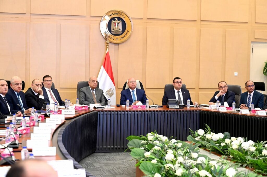 كامل الوزير: تشكيل مجموعة عمل لإعداد خطة لإنشاء مصانع تنتج الأعلاف من المخلفات الزراعية