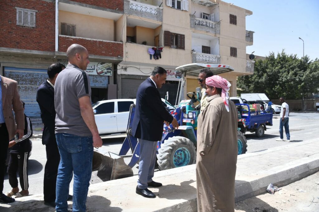 محافظ مطروح يتفقد جهود أعمال النظافة بشارع الريفية
