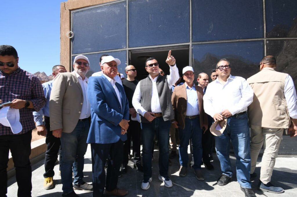 وزير الإسكان يتفقد النزل البيئى الجديد والمنتجع الجبلى ضمن تطوير موقع «التجلى الأعظم فوق أرض السلام»