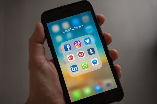 «يوتيوب» على القمة.. تعرف على متوسط الوقت الذي يقضيه المستخدمون على أشهر المواقع عالميًا