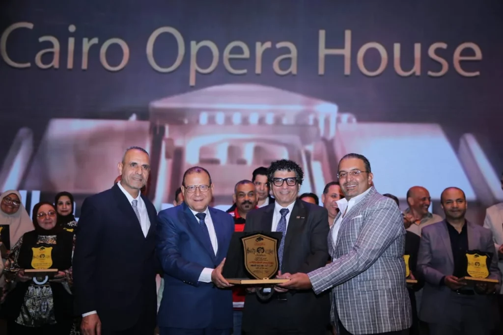 رئيس الأوبرا المصرية يكرم فنانين وإداريين بمناسبة عيد العمال (صور)