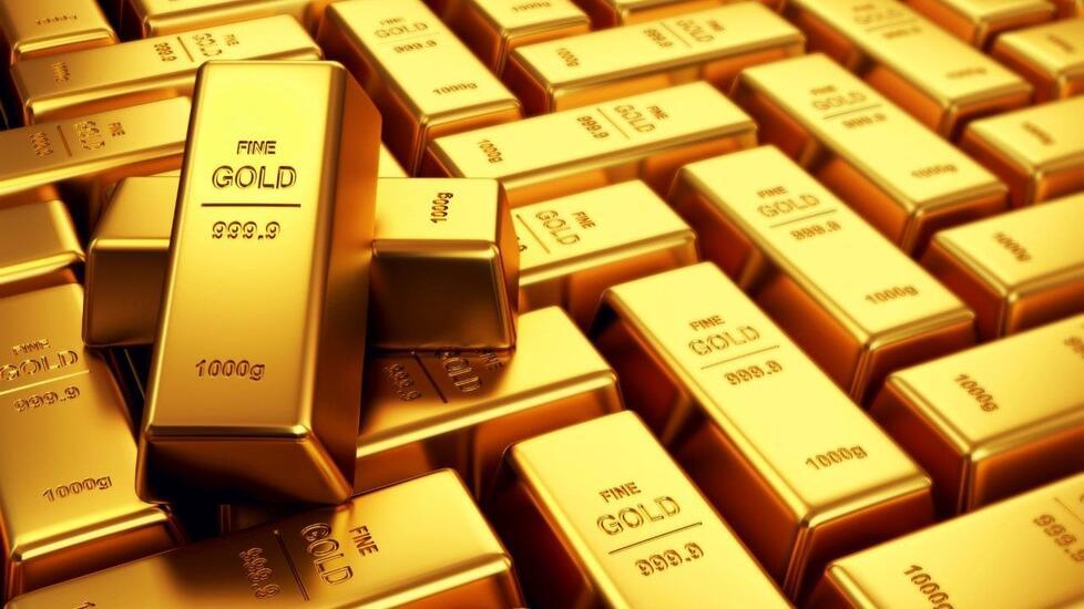 سعر الذهب العالمي يغلق منخفضا ويتكبد 2.6% خسارة أسبوعية
