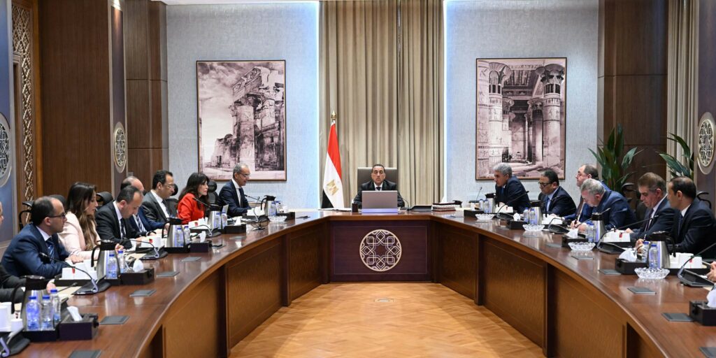 رئيس الوزراء يوجه بتسهيل إنهاء إجراءات وصول السائحين إلى المطارات المصرية وفق أحدث النظم الإلكترونية