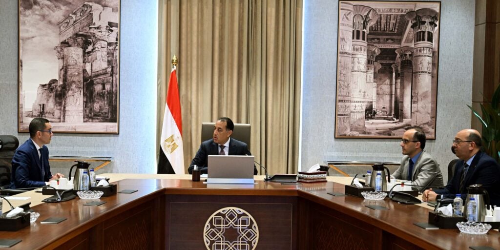 رئيس الوزراء يتابع مع الخطيب تنفيذ التكليفات الرئاسية لتحسين مناخ الاستثمار