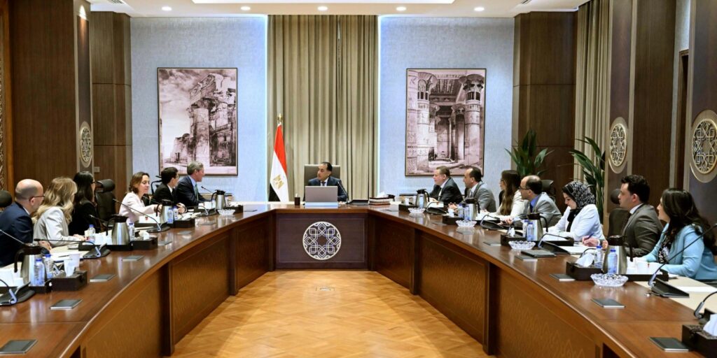 في اجتماع رئيس الوزراء ومحافظ البنك المركزي.. «فيزا» تقدم مقترحا لتسهيل تحويلات المصريين بالخارج