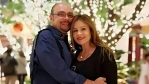 كارول سماحة تتلقى عزاء زوجها المنتج وليد مصطفى بمسجد الشرطة اليوم